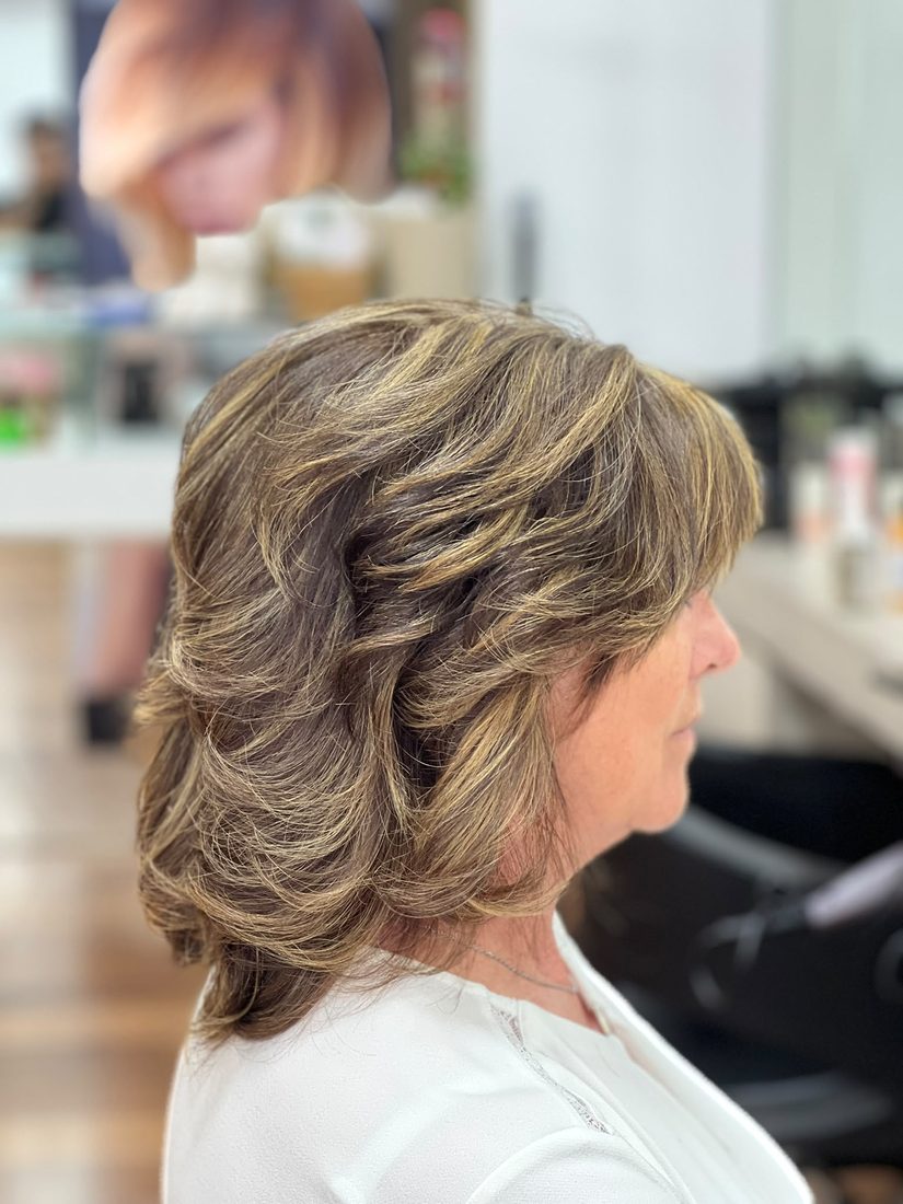 Dameskapsel met brushing en lokken bij Kapsalon Luvion