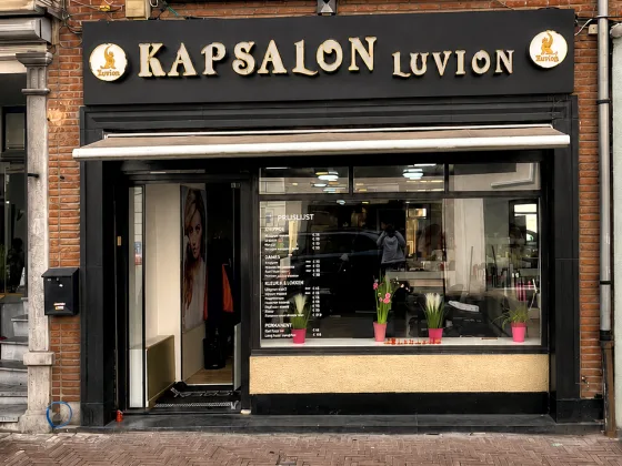 De winkelpui van Kapsalon Luvion in de Hoogstraat in Zottegem